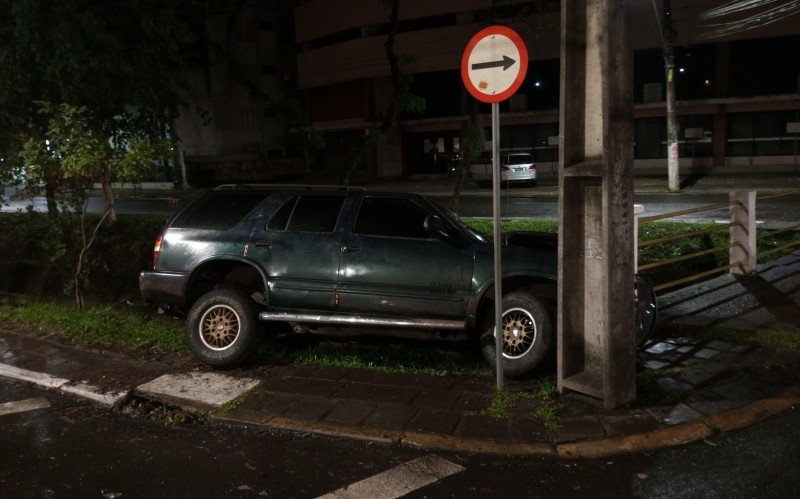 Carro sai da via e colide entre avenidas de Novo Hamburgo | abc+