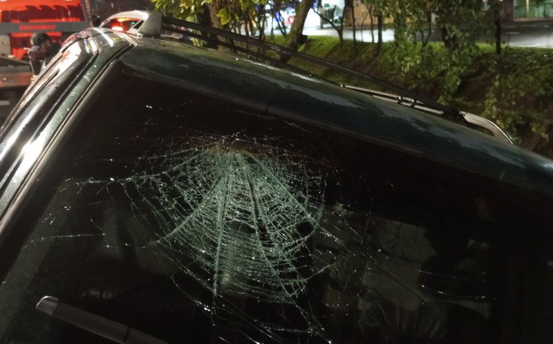 Carro sai da via e colide entre avenidas de Novo Hamburgo