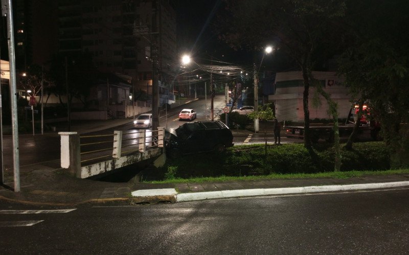 Carro sai da via e colide entre avenidas de Novo Hamburgo