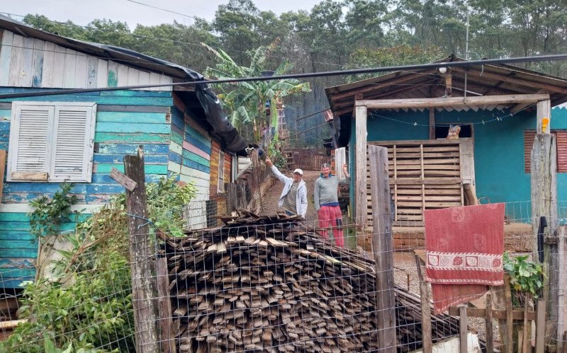Os vizinhos, catador de material reciclável, Lauricio de Oliveira, 55 anos, e o gari Clécio Rovederr, 39, ajudaram-se ao colocarem lona sobre os telhados. | abc+