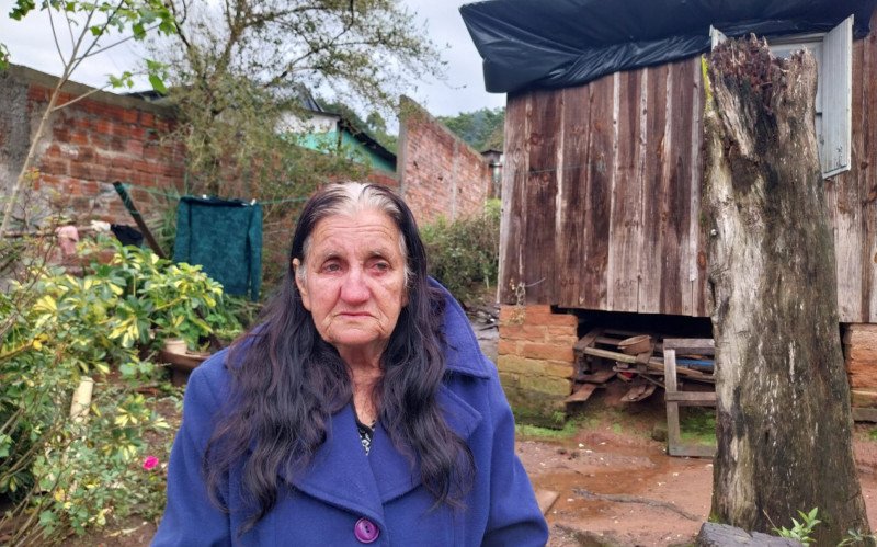 A aposentada Maria Sueli de Oliveira, 66 anos, teve estragos em todas os cômodos da casa, especialmente na cozinha | abc+