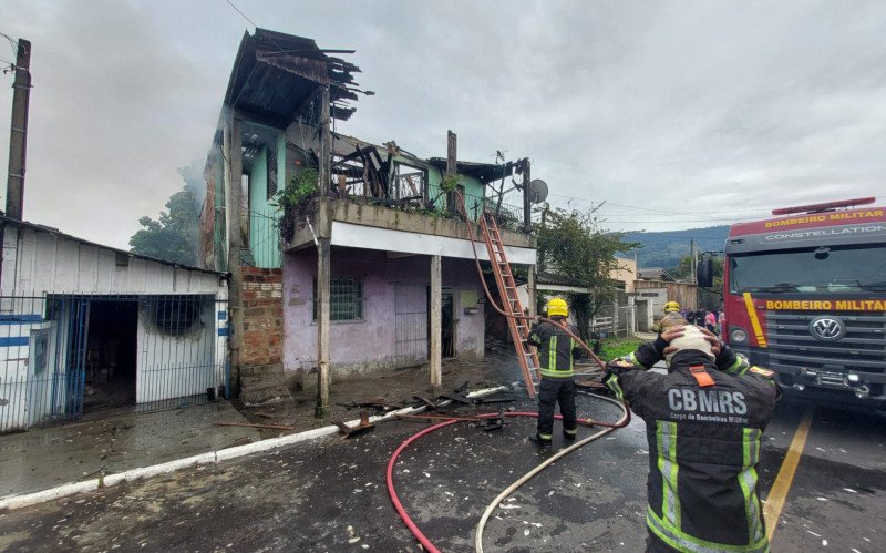 Incêndio atingiu duas casas neste domingo no bairro Vôo Livre | abc+