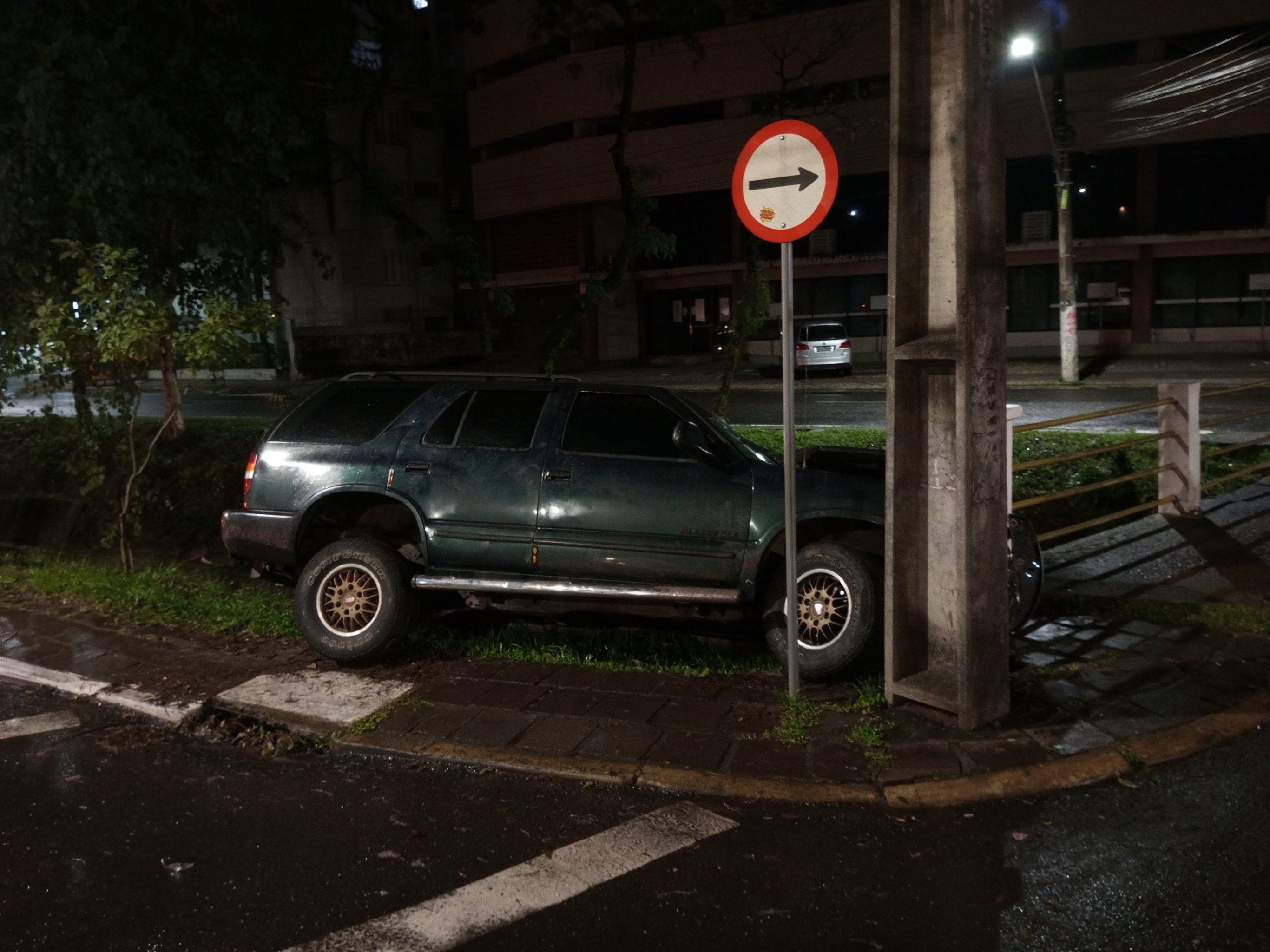 Carro sai da via e colide entre avenidas de Novo Hamburgo