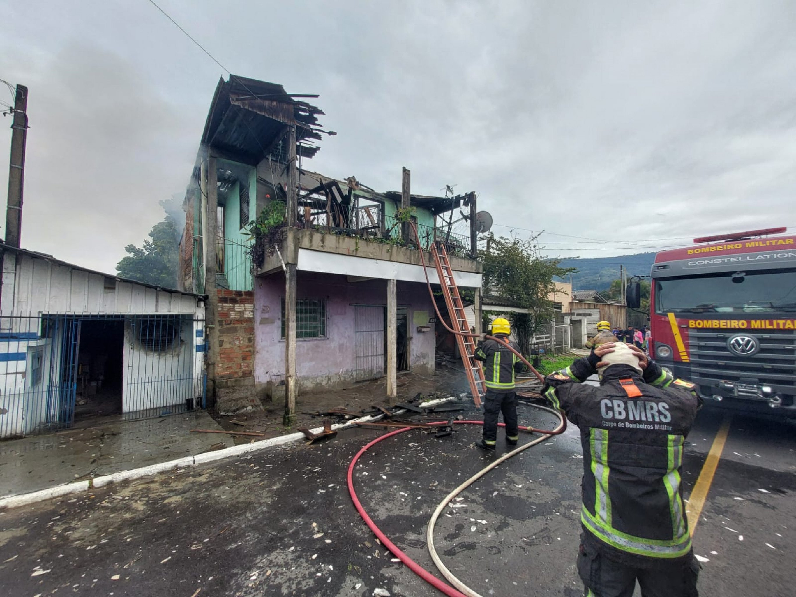 Celular na tomada causa incêndio em duas residências em Sapiranga