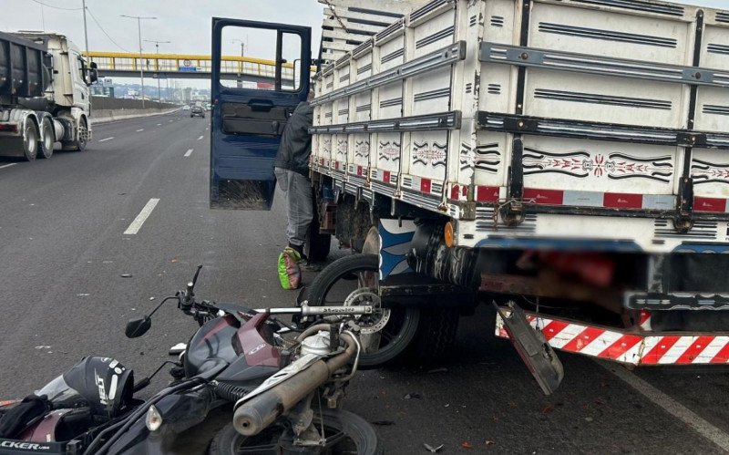 Motociclista morre em acidente com caminhão na BR-116, em São Leopoldo | abc+