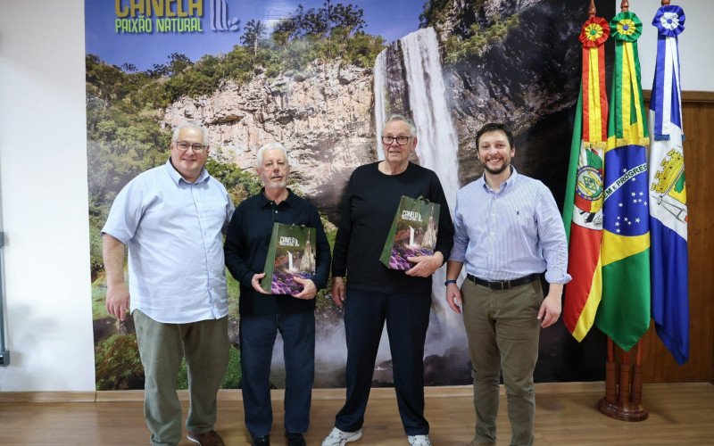 Vice-prefeito e prefeito com o patrono da edição anterior, Pedro Oliveira, e Clayton, patrono desta edição