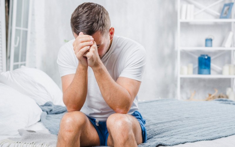 Quando baixa, a testosterona pode causar desde dificuldade de manter a ereção e até depressão | abc+
