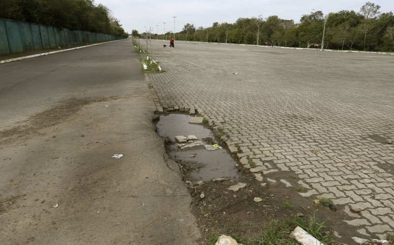 Buraco no estacionamento do Eduardo Gomes | abc+