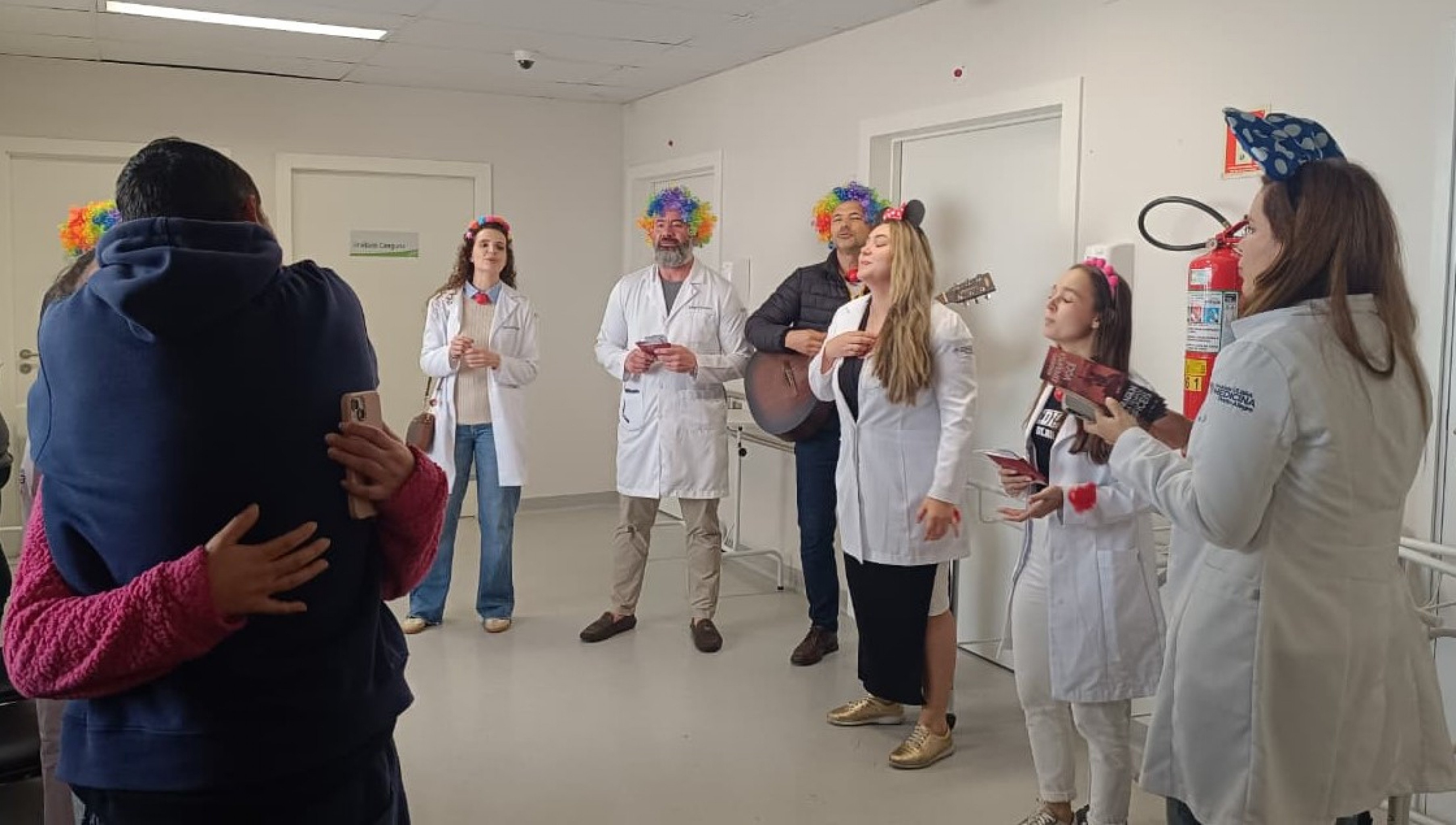 Ação solidária da Medicina da Ulbra leva doações e música a pacientes do Fêmina