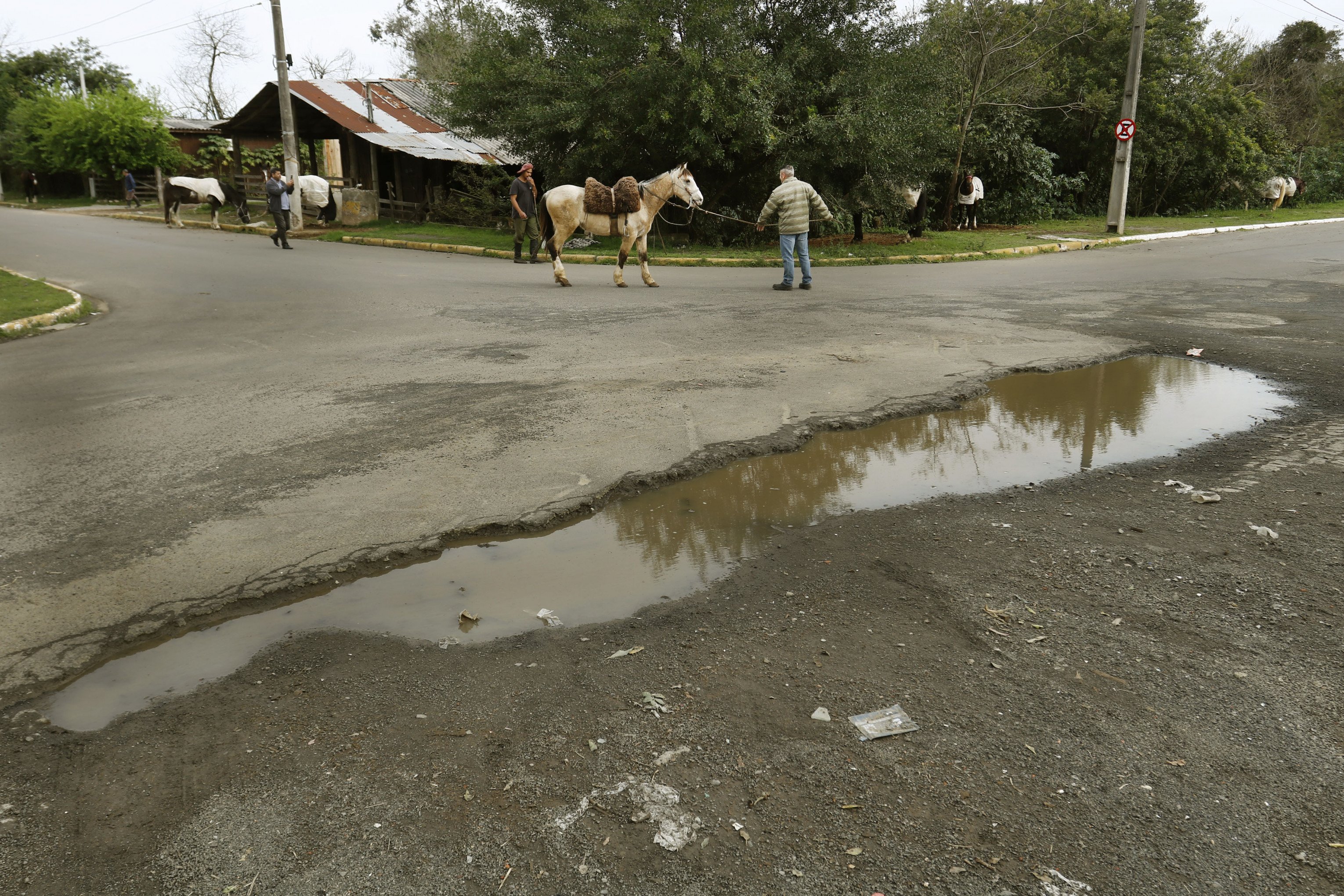 Buracos no estacionamento do Parque Eduardo Gomes devem ser consertados até a Semana Farroupilha, promete Prefeitura