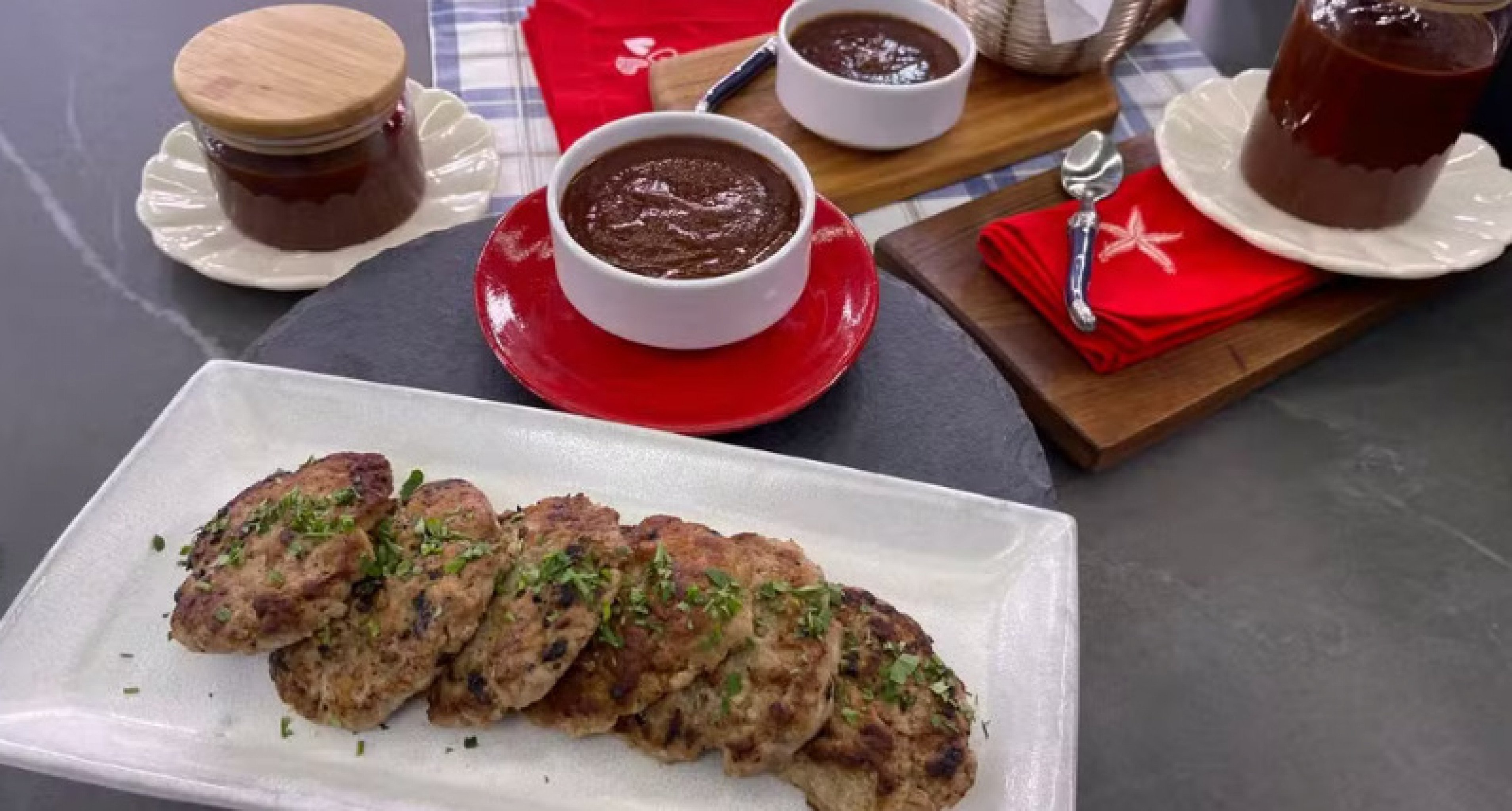 RECEITA DA ANA MARIA BRAGA: Saiba como fazer um Hamburguinho de copa-lombo com ketchup de cravo e canela preparado nesta segunda-feira, 25 de agosto