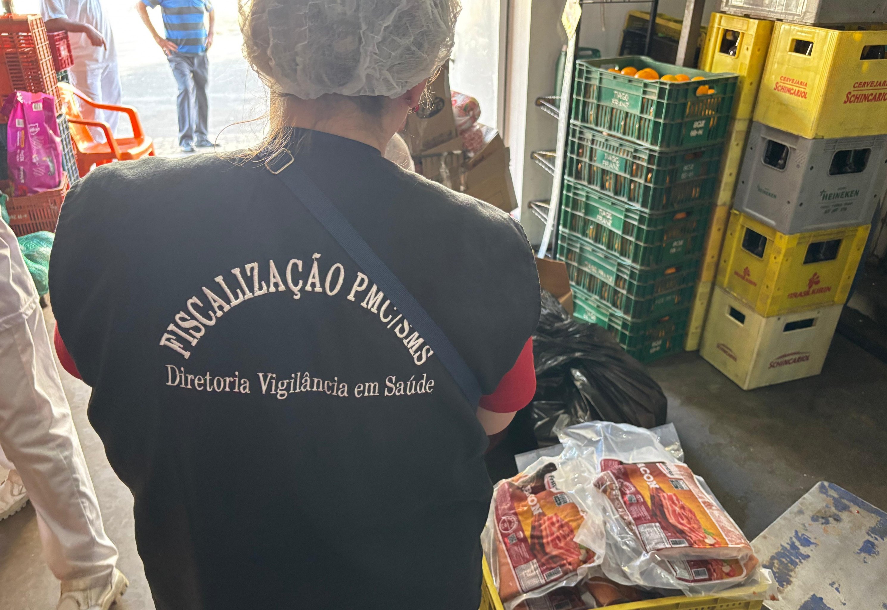240 quilos de alimentos estragados: Supermercado da região metropolitana é alvo de fiscalização após denúncia