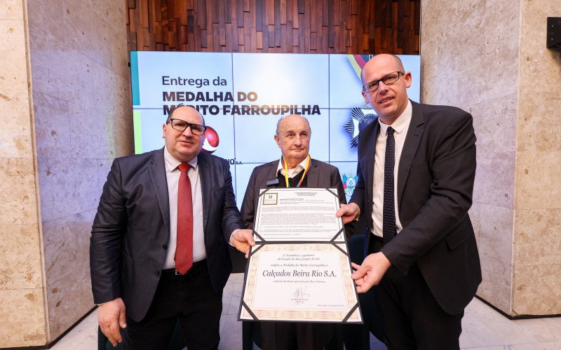 Roberto Argenta recebe a Medalha do Mérito Farroupilha pelos 50 anos da Calçados Beira Rio | abc+