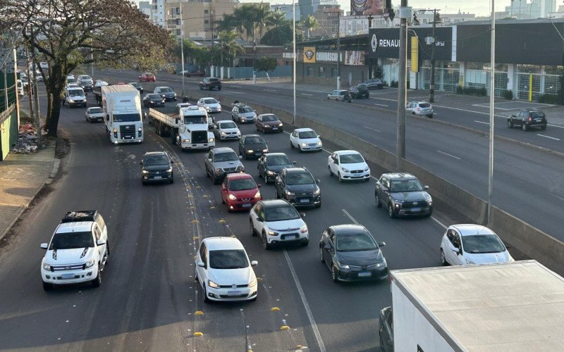 BR-116: Nova sinalização ainda causa confusão no trânsito e motoristas seguem fazendo manobras proibidas | abc+
