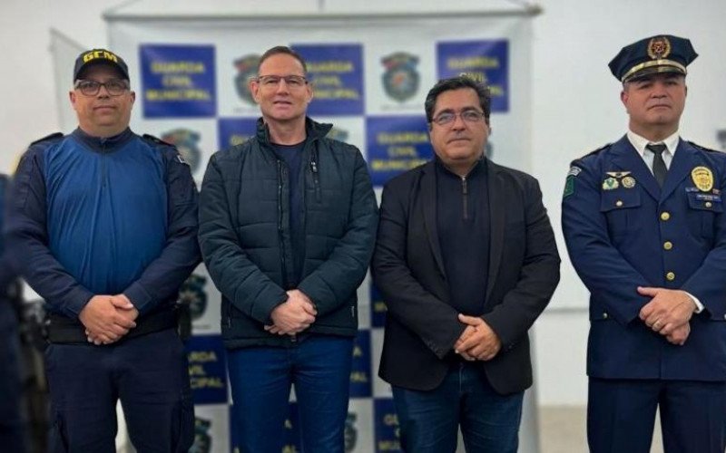 Guarda Civil Municipal de São Leopoldo realiza cerimônia de troca de comando . Na foto, o novo subcomandante Graff, Iaruchewski, Alexandre da Rosa e o novo comandante da GCM Di Pietro.
