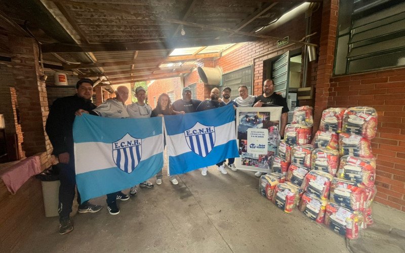 Torcedores do Noia fazem entrega de cestas básicas ao Lar da Menina, em Novo Hamburgo