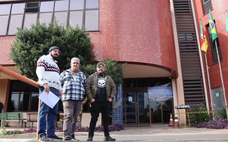 Motoristas Paulo e Rubem e presidente da Associação dos Motoristas Profissionais do Vale dos Sinos, Daniel Miranda, em frente a Prefeitura de Novo Hamburgo | abc+