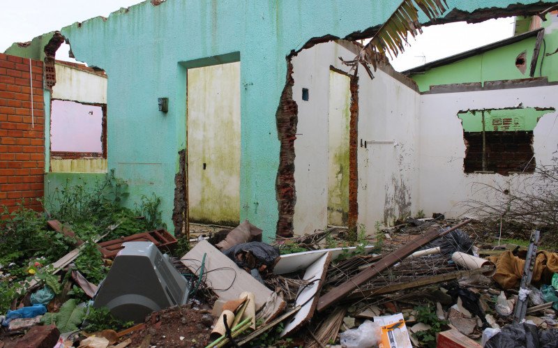 Casa destruída tem sido usada por pessoas em situação de rua