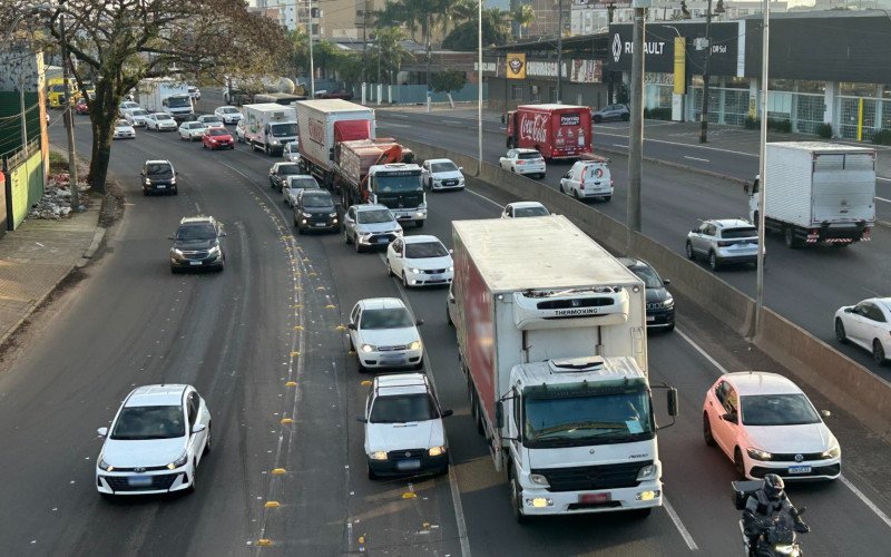 Motoristas ignoram a nova sinalização implementada pelo Dnit na BR-116, na altura do viaduto da Avenida João Corrêa | abc+