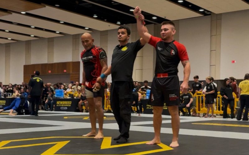 Leandro "Foguinho" Soares conquistou o cinturão de campeão mundial na categoria NoGi (luta livre/grappling)
