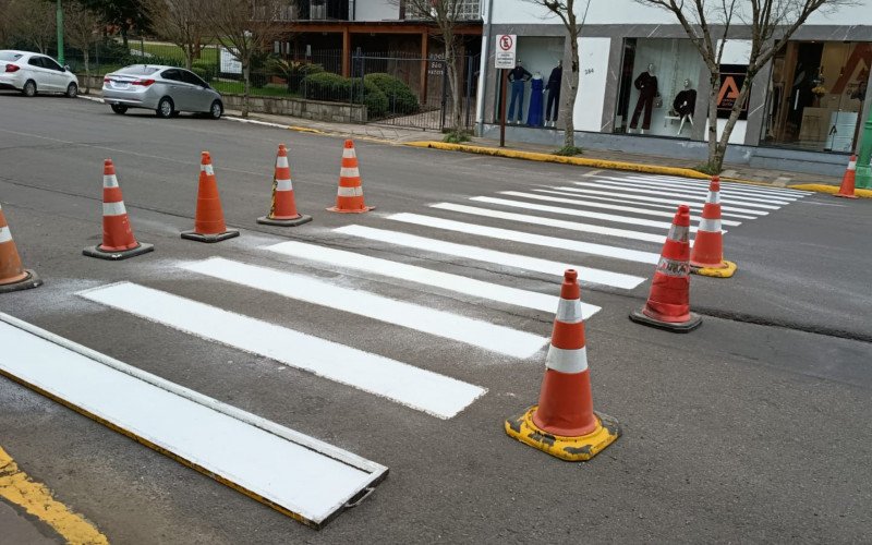 Secretaria de Trânsito retoma pintura de faixas de segurança na área central