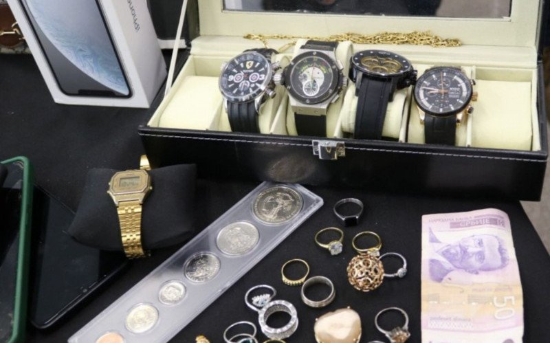 Homens são presos com relógios da marca Rolex no Aeroporto Salgado Filho | abc+