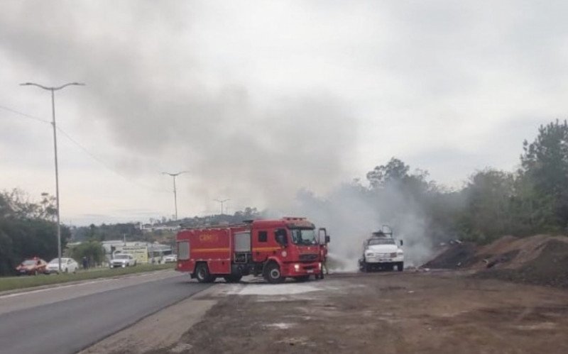 RS-239: Bombeiros combatem incêndio em caminhão no Vale do Sinos | abc+