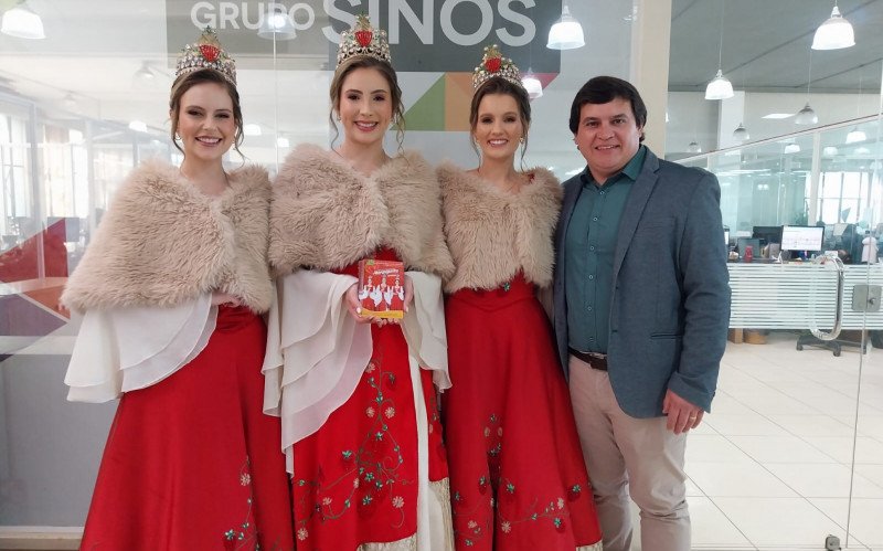 As soberanas da Festa do Moranguinho, a princesa Bruna Daiane Backes,  a rainha Amanda Rauber Winter e a princesa Cauane Jessica Kieling, com o presidente do evento,  Gerhard Ledur | abc+