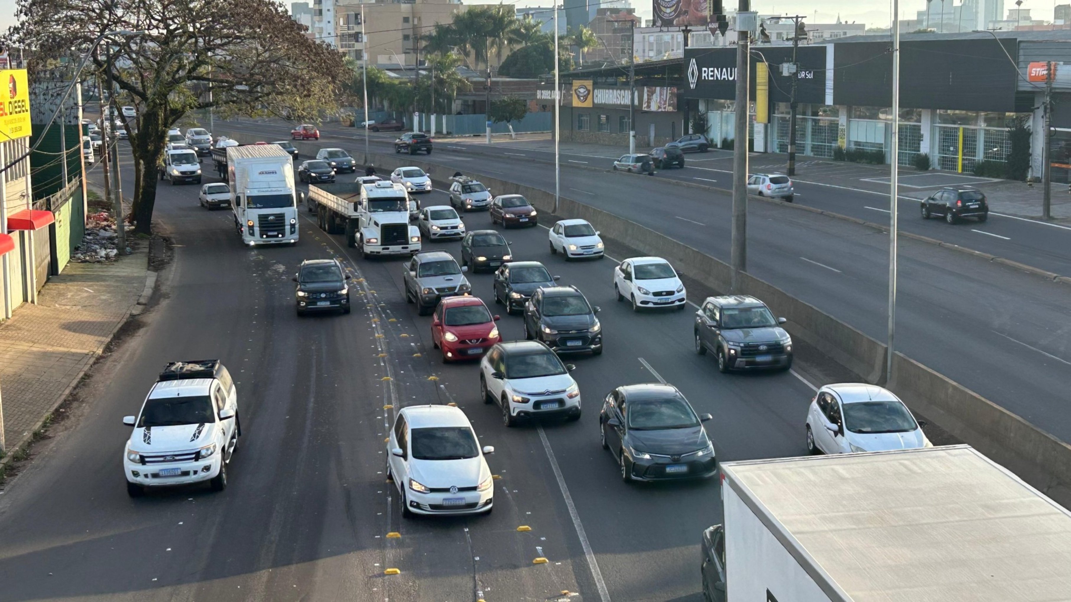 BR-116: Nova sinalização ainda causa confusão no trânsito e motoristas seguem fazendo manobras proibidas