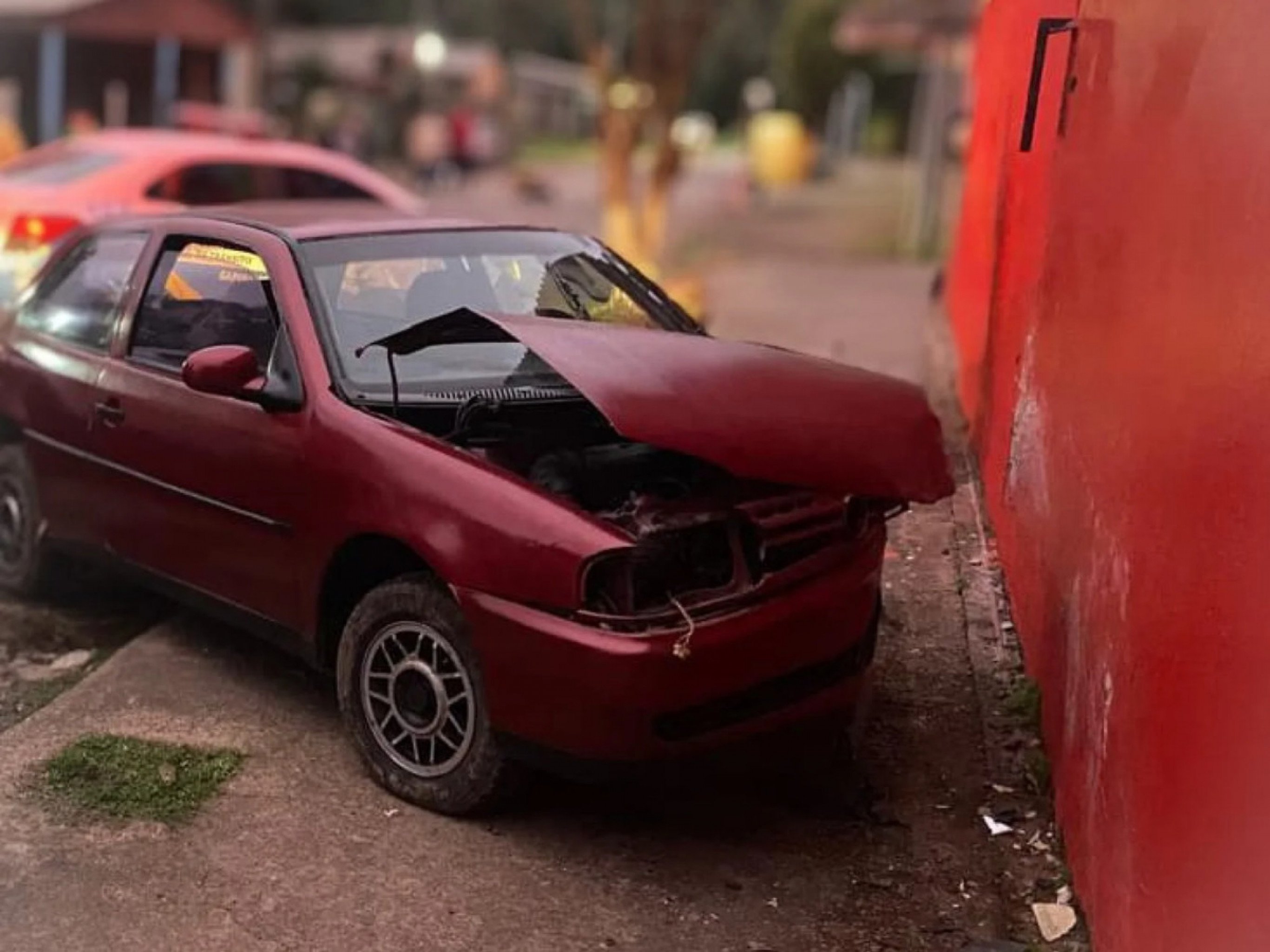 Condutora bêbada e sem CNH bate o carro na parede de mercado em Sapiranga