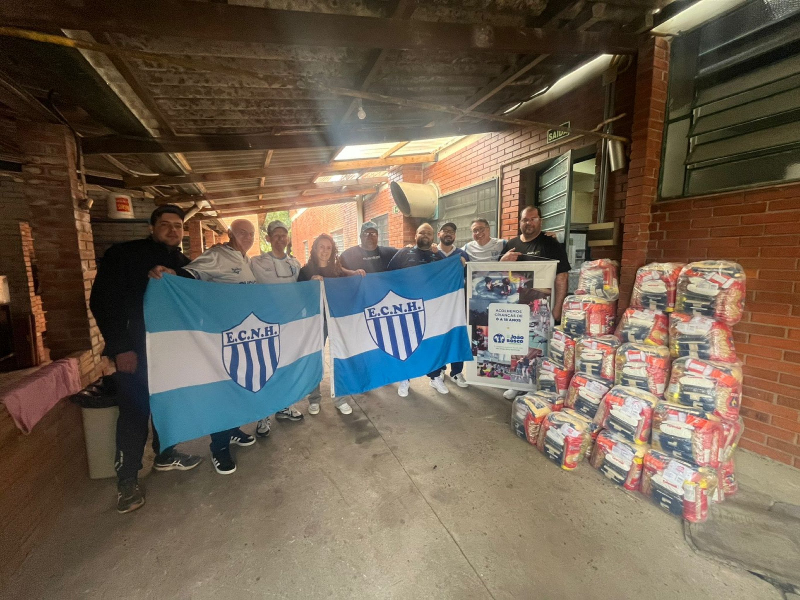 Torcida do Noia festeja volta ao Gauchão doando mais de 100 cestas básicas para três entidades
