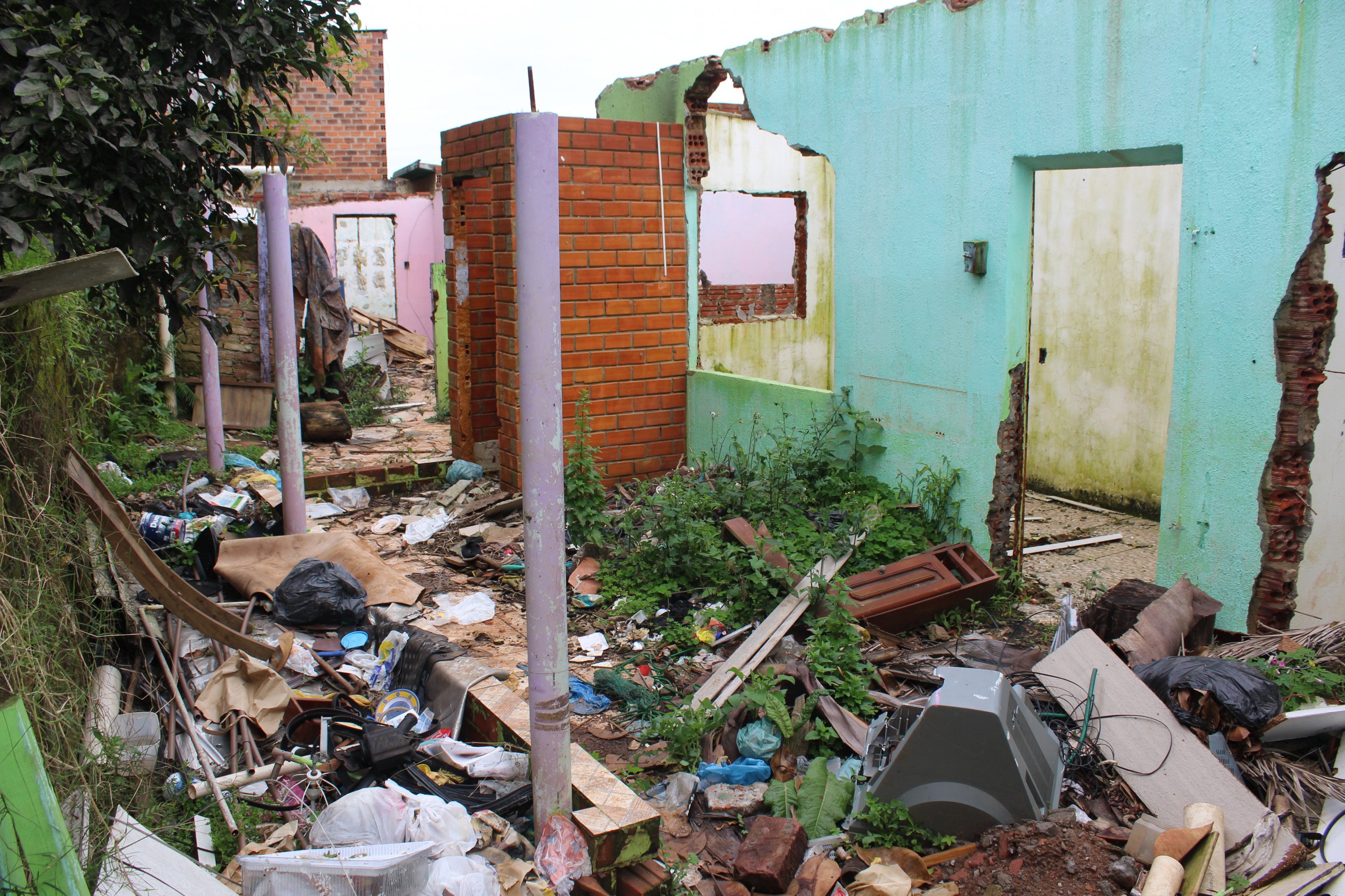 Casas condenadas pela enchente de 2024 viram abrigo para moradores de rua e usuários de drogas em Novo Hamburgo