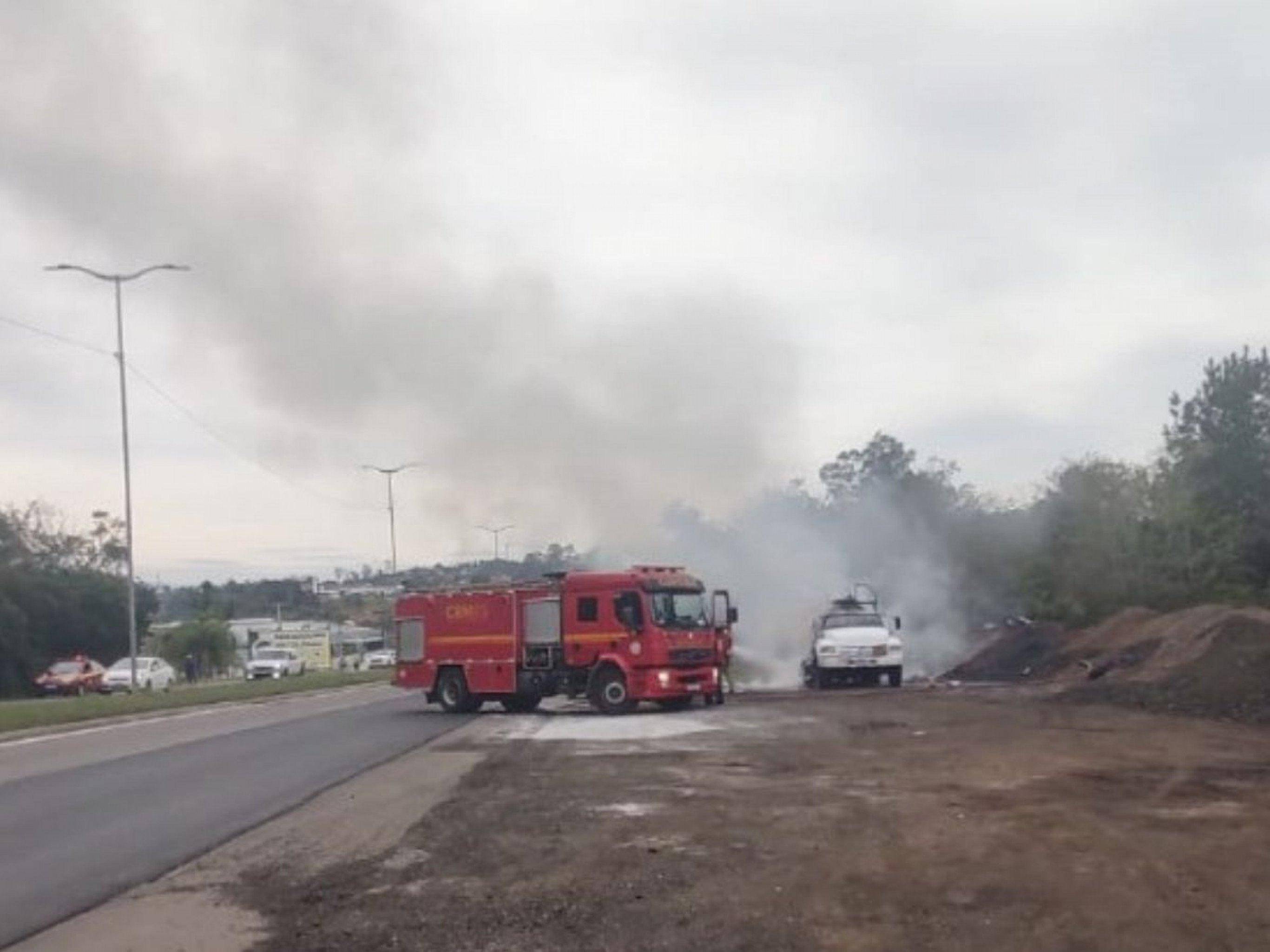 RS-239: Bombeiros combatem incêndio em caminhão no Vale do Sinos