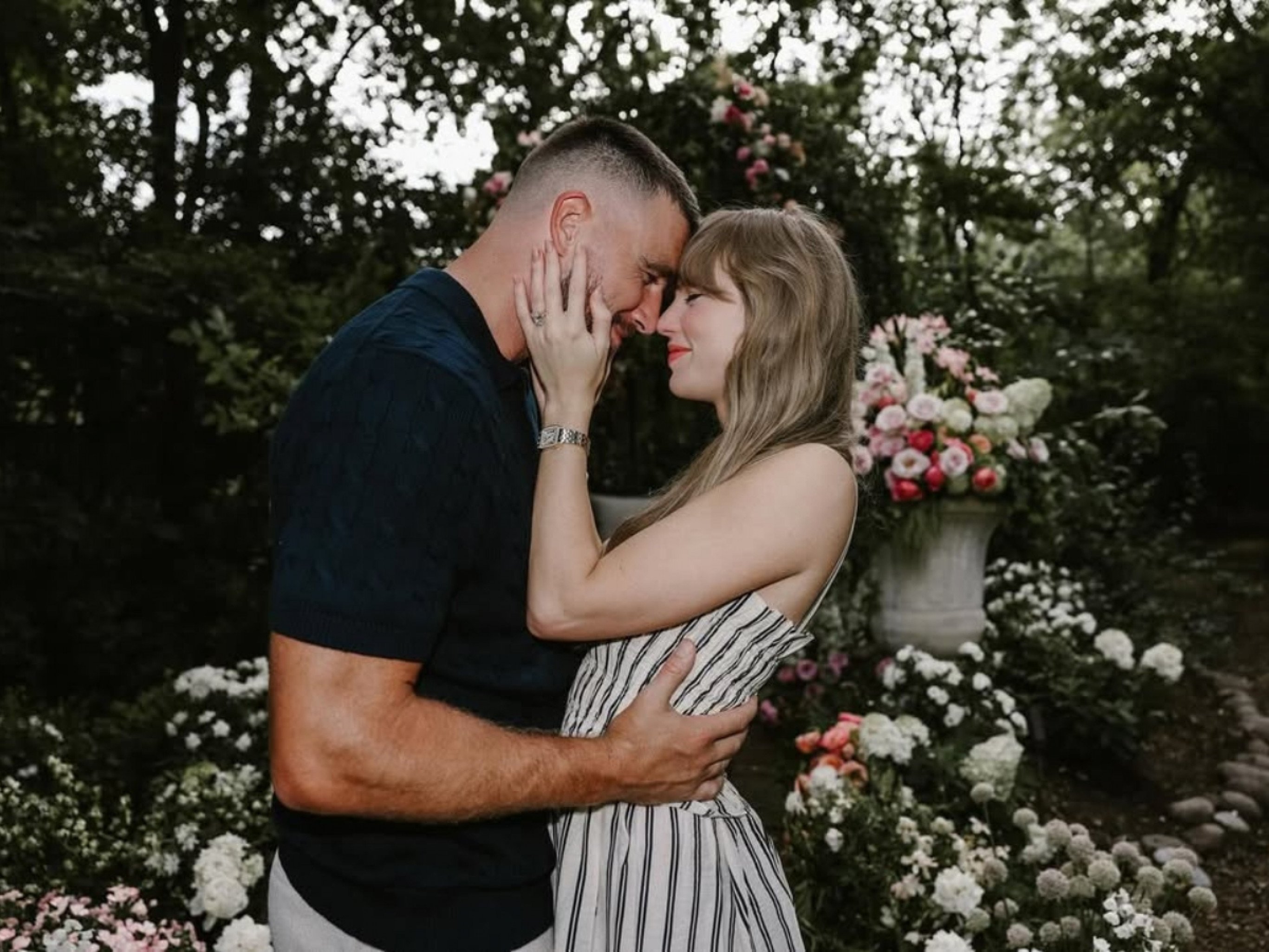 Taylor Swift e Travis Kelce estão noivos? Entenda anúncio do casal