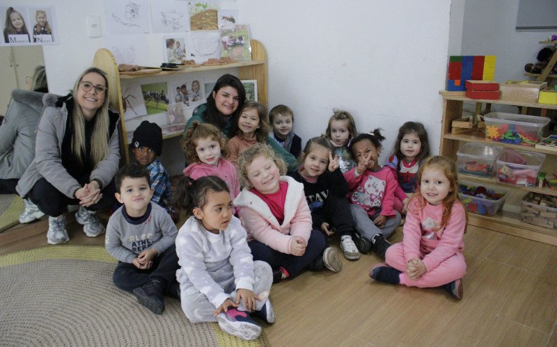 As profes Karina e Izadora com os alunos da FE3 | abc+