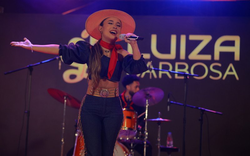 Luiza Barbosa, revelada no The Voice Kids 2019, se apresenta na sexta-feira, dia 26