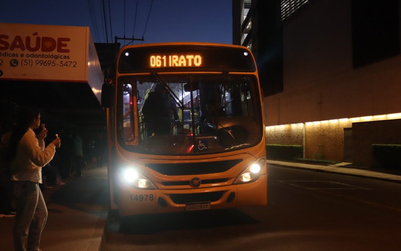 Ônibus passa às 18h35 no ponto perto da estação do trem | abc+