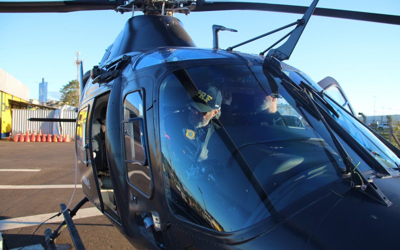 Equipe que atua no policiamento aéreo da PRF no RS