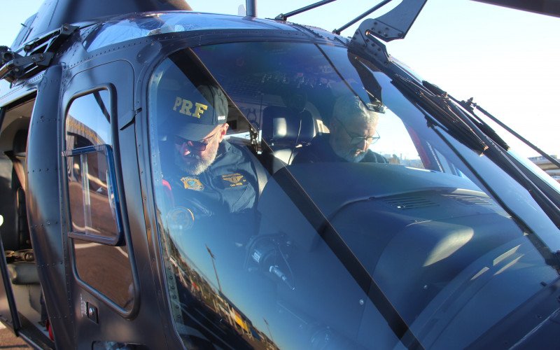 Equipe que atua no policiamento aéreo da PRF no RS