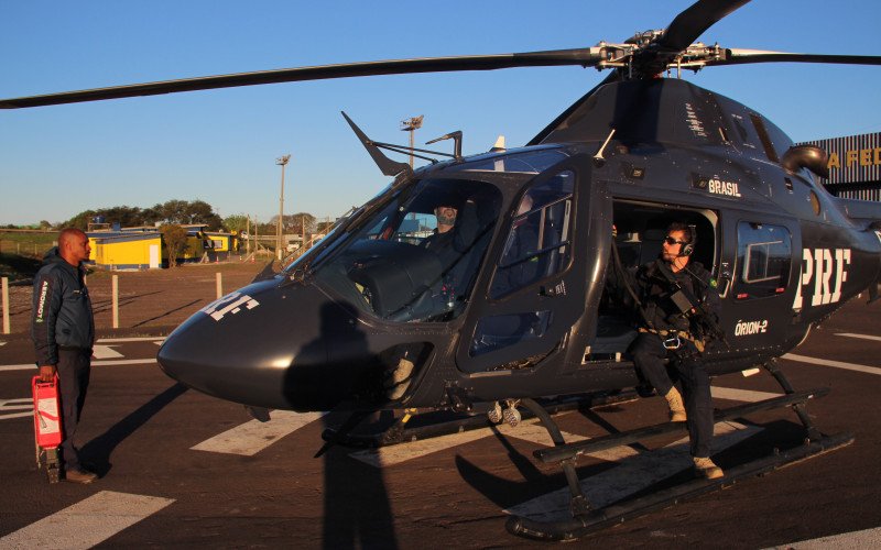 Equipe que atua no policiamento aéreo da PRF no RS