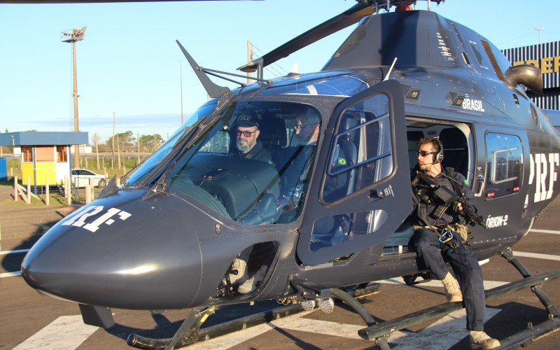 Equipe que atua no policiamento aéreo da PRF no RS
