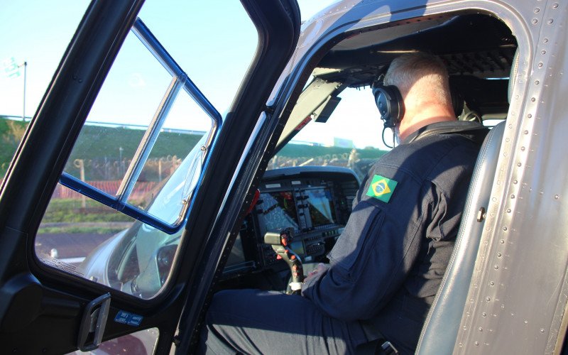 Equipe que atua no policiamento aéreo da PRF no RS