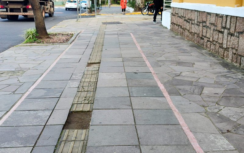 Piso tátil danificado no entorno do prédio da Prefeitura de Canoas | abc+
