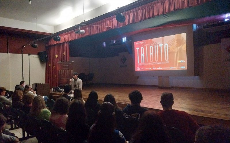 Exibição de Tributo na Semana Cultural da Fundação Liberato contou com a presença do diretor Rodrigo,  filho do professor Cícero.  | abc+
