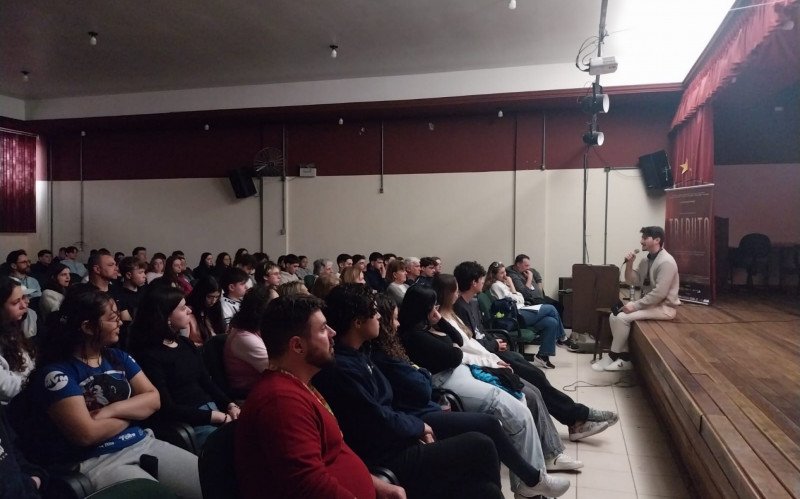 Exibição de Tributo na Semana Cultural da Fundação Liberato contou com a presença do diretor Rodrigo,  filho do professor Cícero.  | abc+