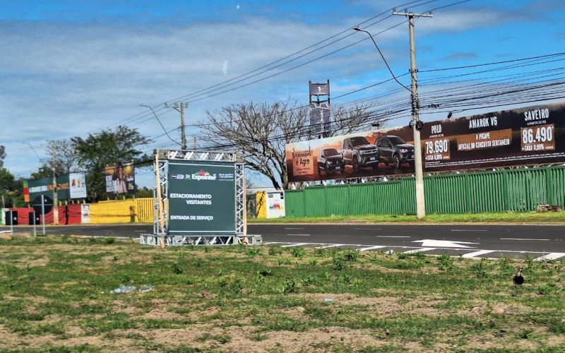 Comissão organizadora espalhou pórticos, placas e banners com informações que devem guiar visitantes para acessar o parque de exposições em Esteio | abc+