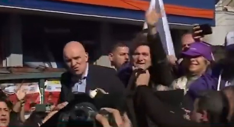 Carreata de Milei é alvo de pedradas durante evento de campanha próximo a Buenos Aires