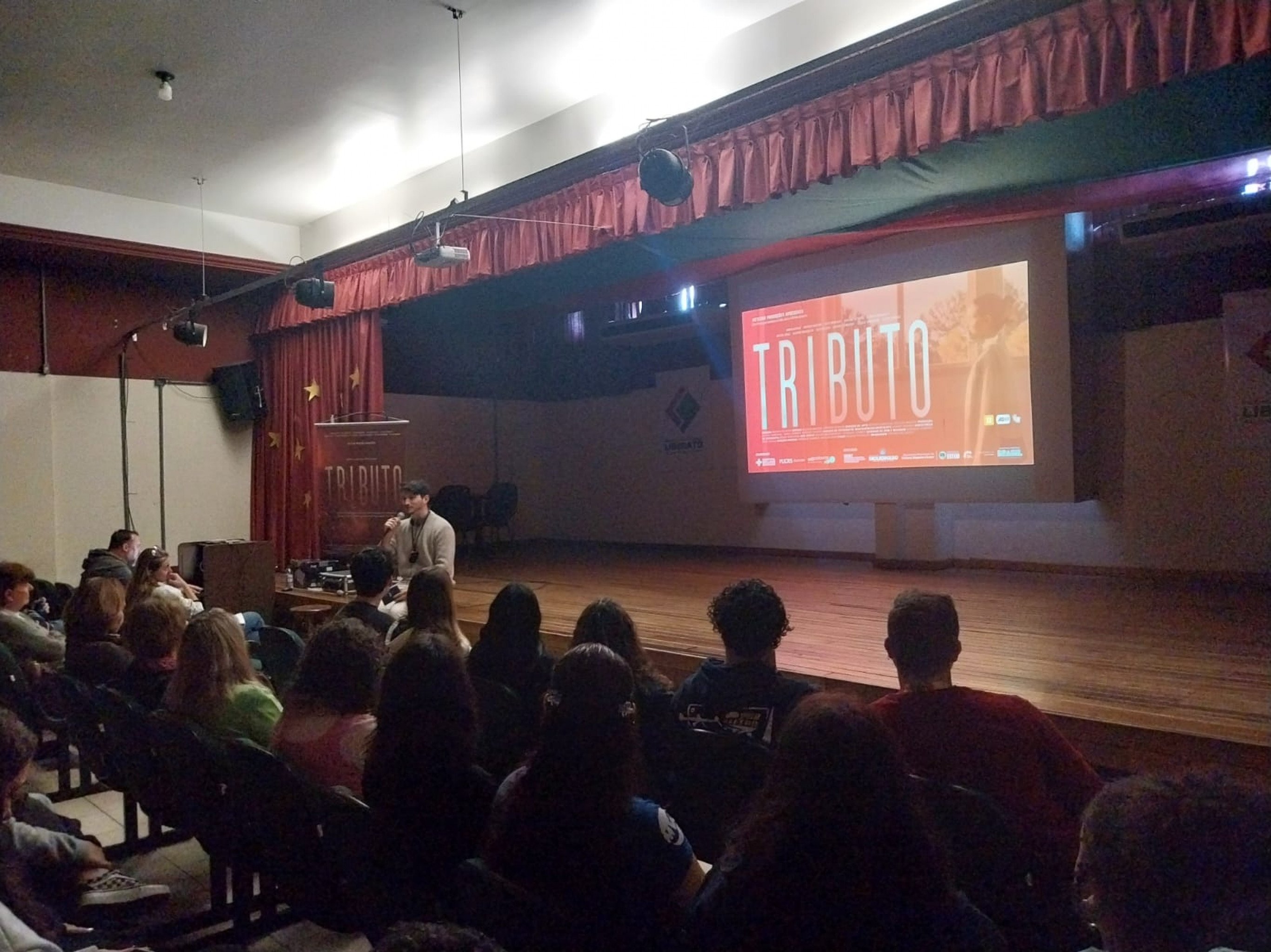 Exibição de filme sobre professor da Liberato que morreu de câncer traz reflexões sobre a vida em Semana Cultural