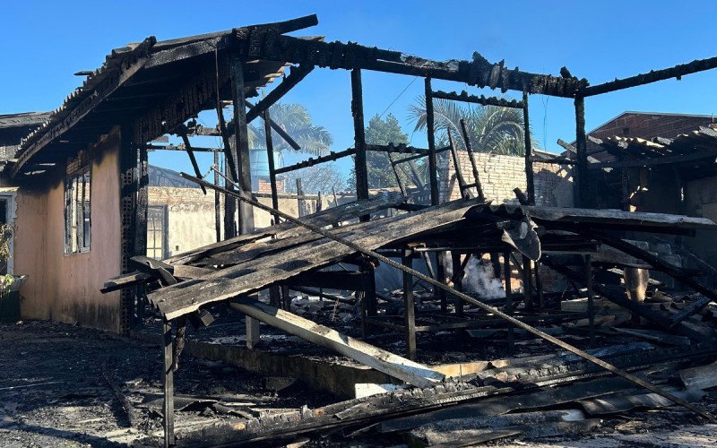 Casa ficou completamente destruída na parte frontal, que é de madeira  | abc+