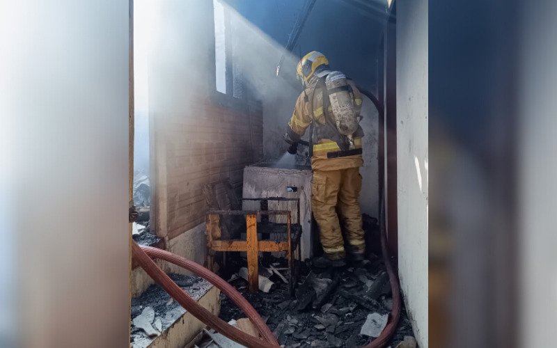 Incêndio destrói casa em Campo Bom